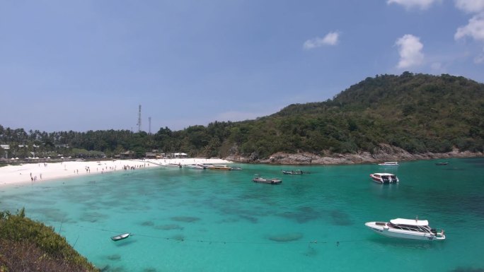 泰国普吉岛的自由海滩海景。旅游目的地，壮丽的自然风光，激动的愿望假期