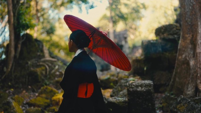 拿着红纸伞的女人探索寺庙