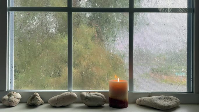 下雨天透过房子内部的窗户看风景