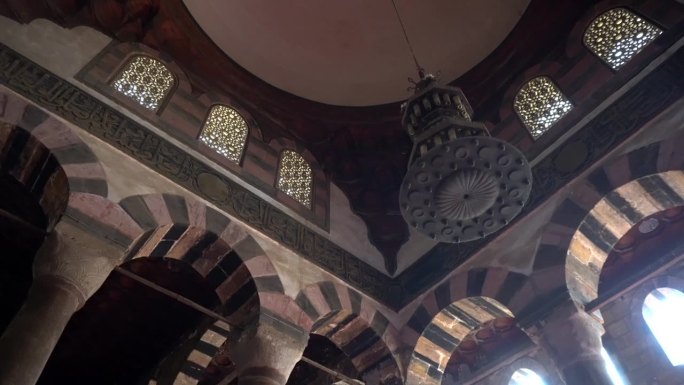 开罗，埃及穆罕默德阿里清真寺内部细节设计与枝形吊灯伊斯兰几何图案4k