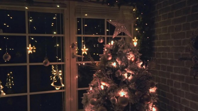壁炉旁装饰的圣诞树