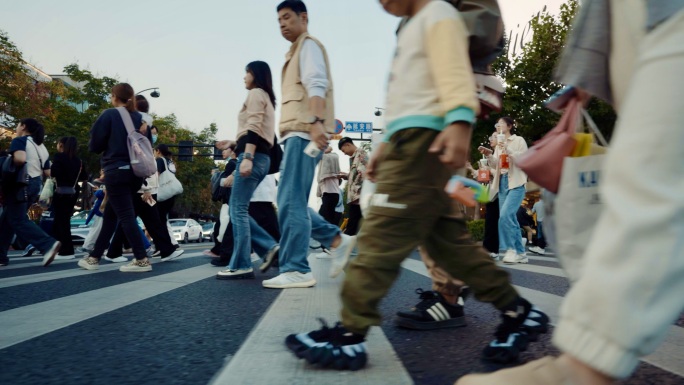 杭州湖滨步行街行人过马路