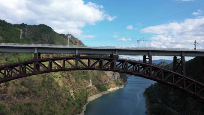 铁路桥梁航拍大峡谷中的铁路桥险峻大气4K