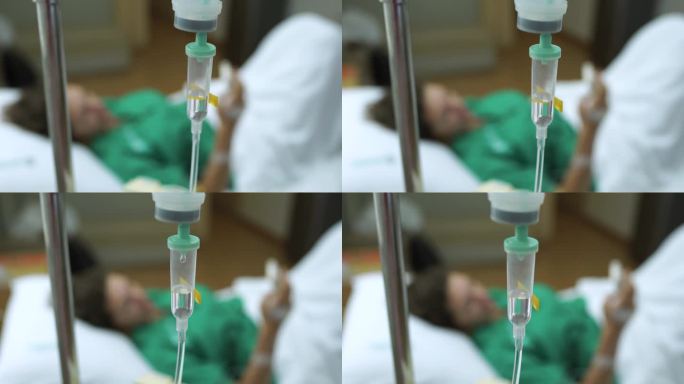 躺在医院病床上接受输液治疗的年轻女病人