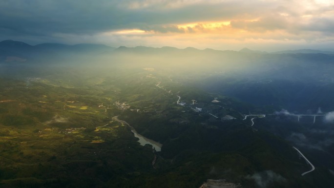 偏远山区大山深处的村庄贫困地区山区村落