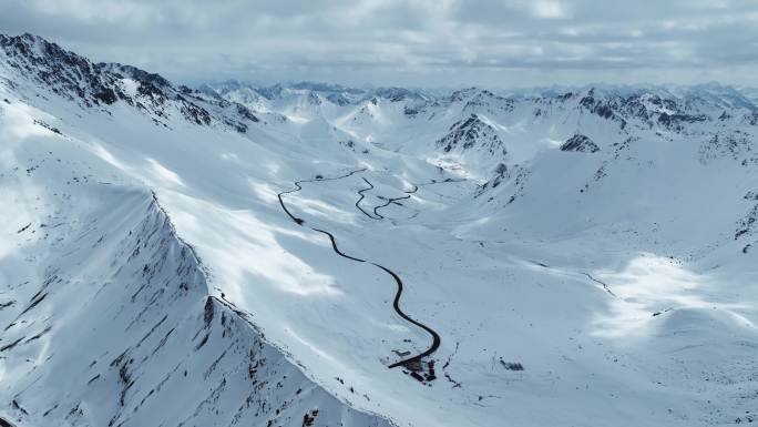 天山公路雪景