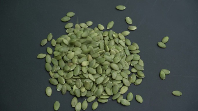 绿色南瓜子，也被称为pepitas，是在明亮的绿色南瓜果肉中发现的可食用的种子。特写视图
