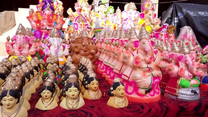 为印度一年一度的象头神恰图蒂宗教节日，收集了不同大小的彩色象头神和高里神像。