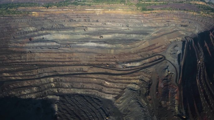 全景鸟瞰图拍摄露天矿采煤、自卸车、采石采掘业剥离工作。黄色的矿用大卡车。从无人机上看到的露天矿有很多