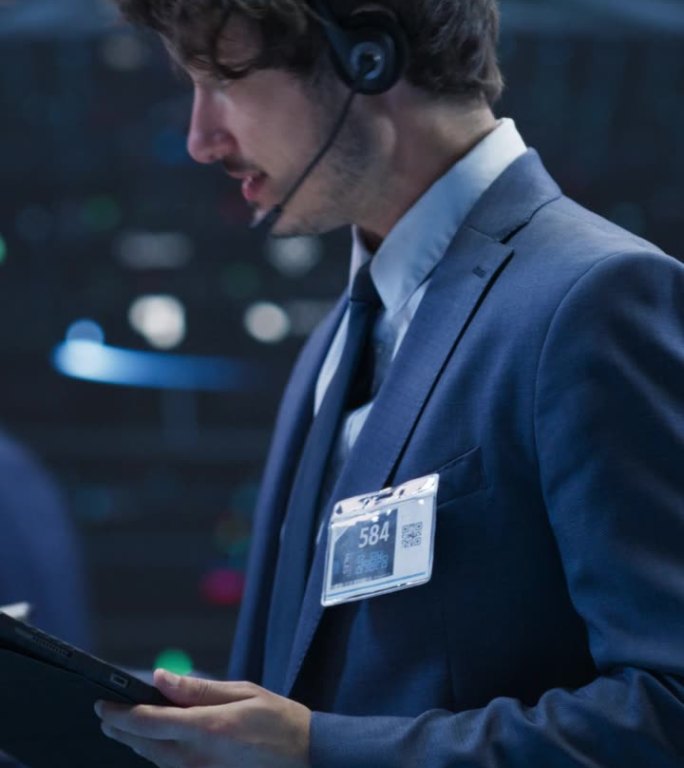 垂直屏幕:在国际证券交易所工作的年轻人:专业使用平板电脑，监控金融市场，与公司业务伙伴沟通