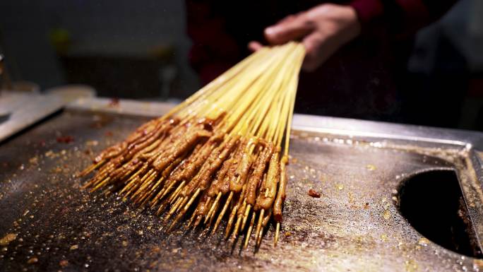 城市街头美食铁板烧烤孜然羊肉小串