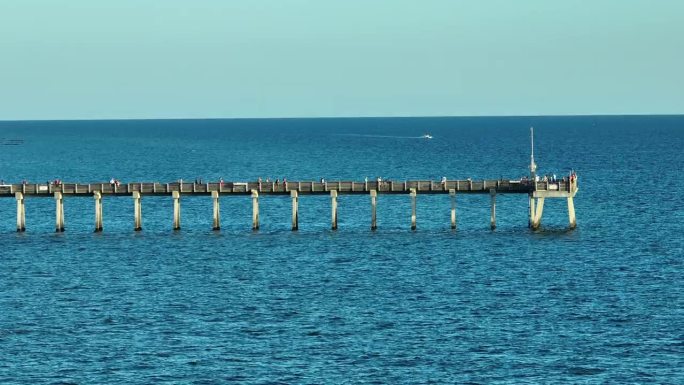 许多游客在威尼斯钓鱼码头享受假期的鸟瞰图。海滨夏日活动