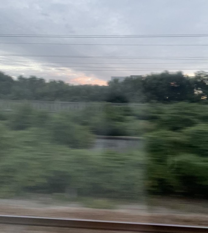 傍晚行驶中的火车窗景