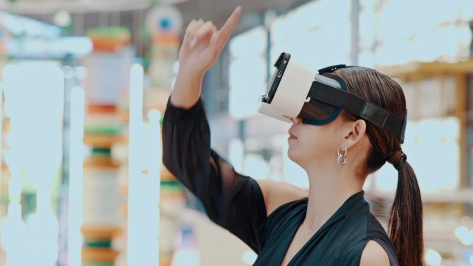 女商人戴着虚拟现实耳机，在虚拟世界中与办公室的数字用户界面进行连接和互动。企业家在一个身临其境的虚拟