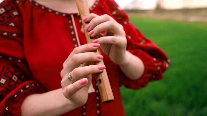 妇女在户外演奏木管木笛-乌克兰索皮卡。