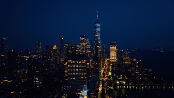 令人惊叹的纽约夜景。无人机镜头在城市上空升起，有数十亿盏灯。