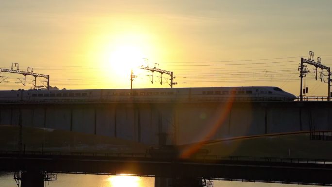 高铁 动车 火车夕阳