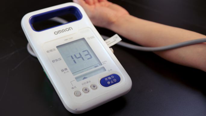 测量血压 家用血压计 血压上升