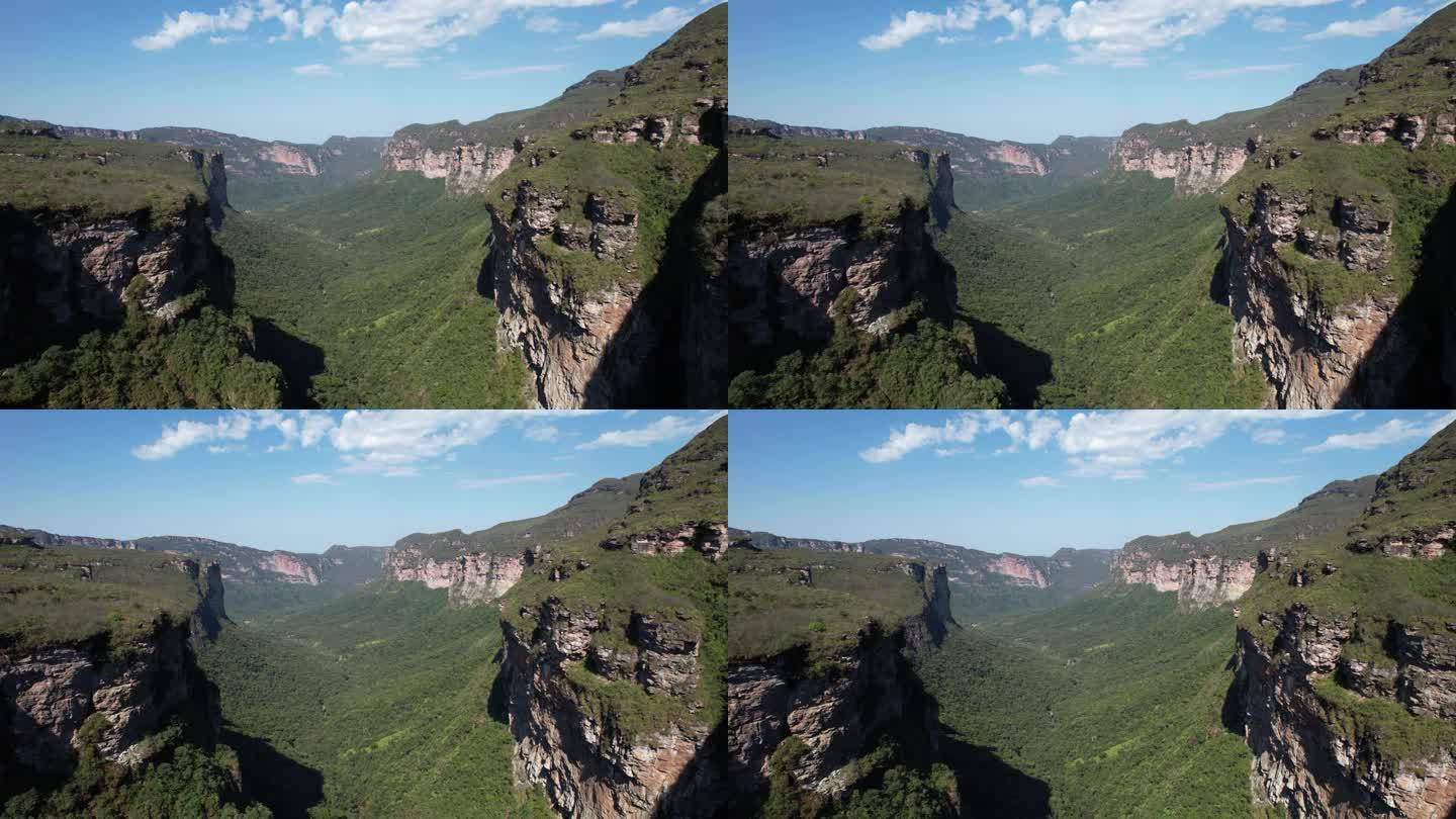 无人机拍摄的巴西巴伊亚州查帕达迪亚曼蒂纳帕蒂河谷的cachoeir<e:1>视点。山谷与塞拉多和卡廷