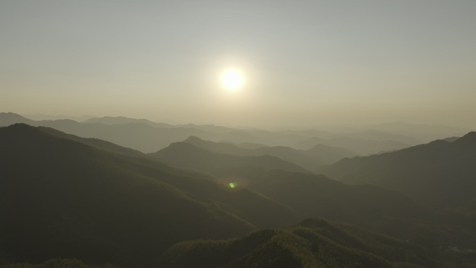 山顶的日出日落航拍