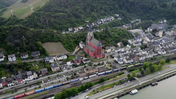 运输货物的货运火车穿过奥伯韦塞尔镇，沿着莱茵河经过圣母红教堂。空中