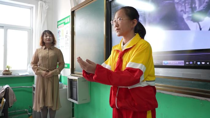 小学生在教室里演讲杨靖宇爱国主义教育