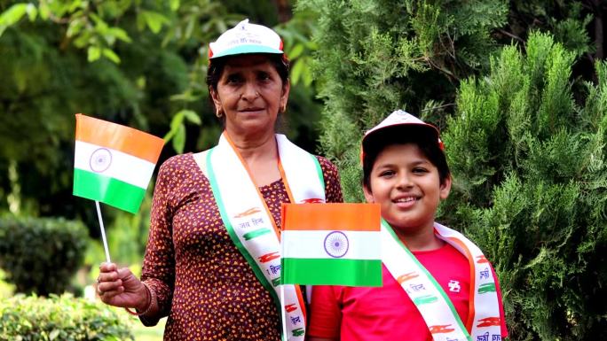 奶奶和孙子手里拿着印度国旗