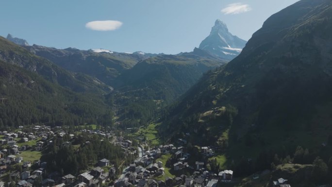 瑞士瓦莱州采尔马特的马特洪峰鸟瞰图。
