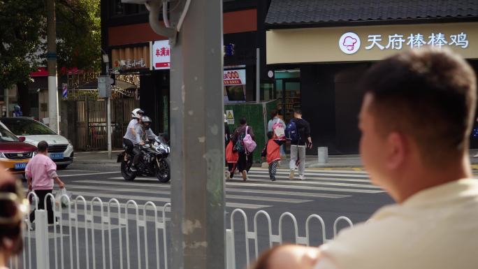 慢节奏生活 过斑马线 公交车自行车 贵阳