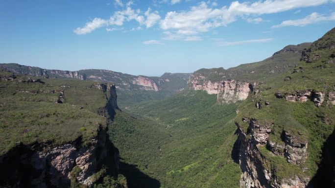 无人机在巴西巴伊亚州查帕达迪亚曼蒂纳的帕蒂河谷拍摄的cacheir<e:1>观景台。山谷与塞拉多和卡