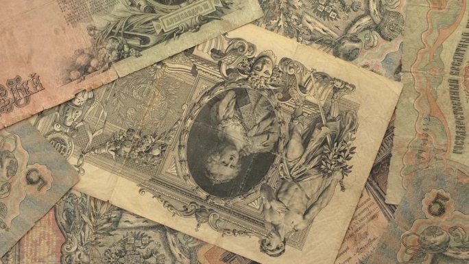 19世纪俄罗斯帝国的旧纸币。俄罗斯帝国的复古钞票。Сlose-up沙俄帝国的旧钞票旋转。古董钱，皇家