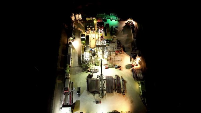 石油和天然气钻井站在夜间的俯视图-无人机拍摄