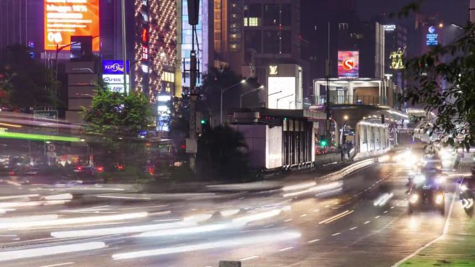 夜晚照亮雅加达市中心的交通街道道路侧面全景4k延时印尼