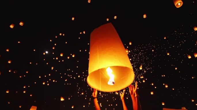 灯节是传统节日。孔明灯放飞中秋节