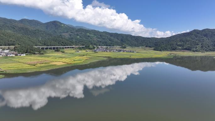 山间湖泊的美丽景色