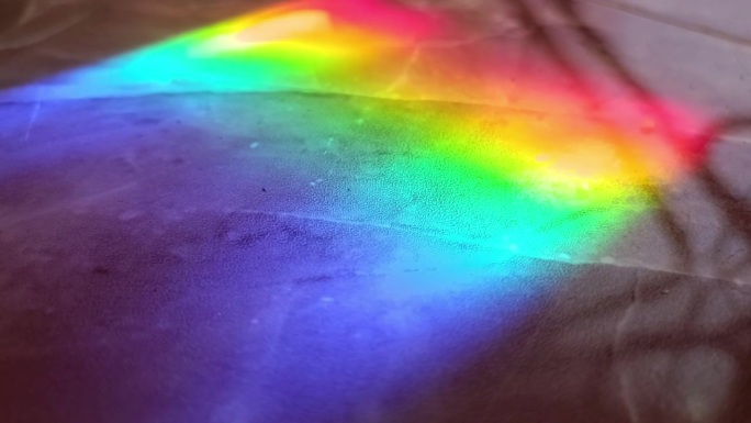 陶瓷地板表面出现的彩色彩虹效果的特写