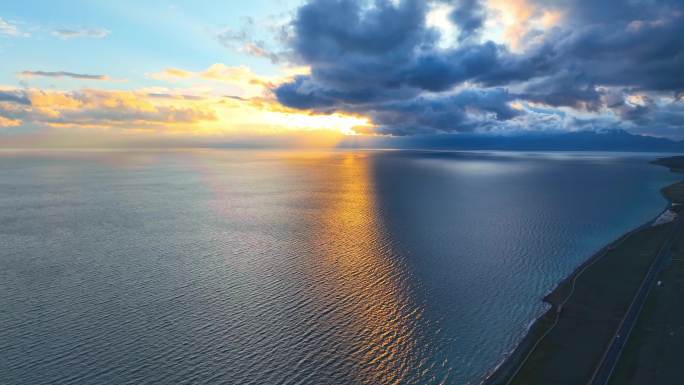 夕阳下的湖面