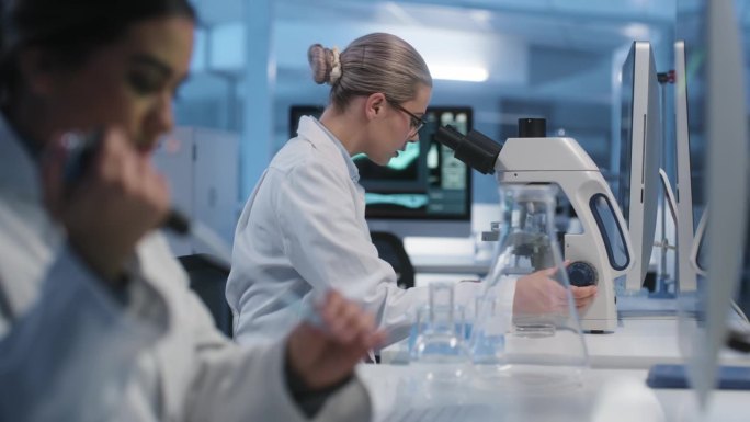 显微镜，科学和实验室女性分析，检查或研究DNA，健康疫苗或RNA用于医学研究。实验室设备，基因分子调