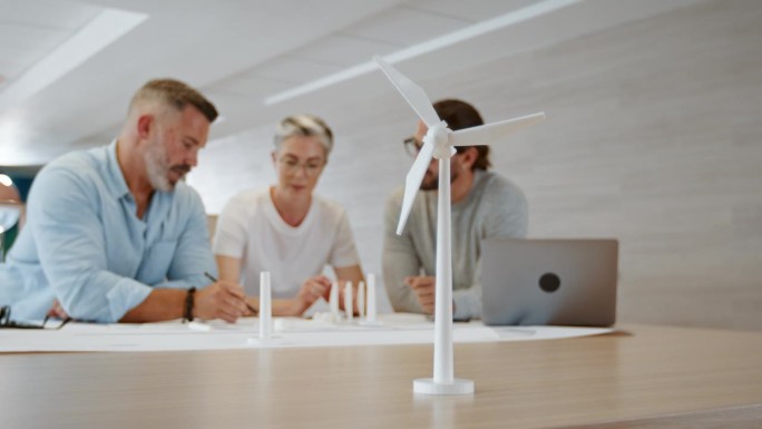 创意办公室中的可持续工程:商务人士合作设计风力涡轮机