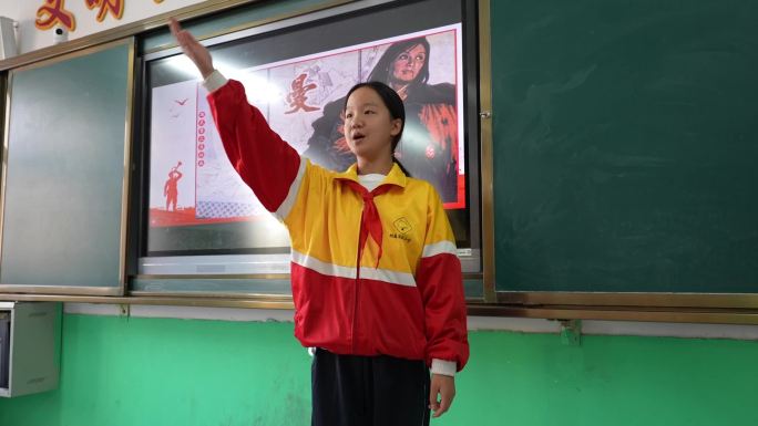小学生在班会上演讲赵一曼红色教育