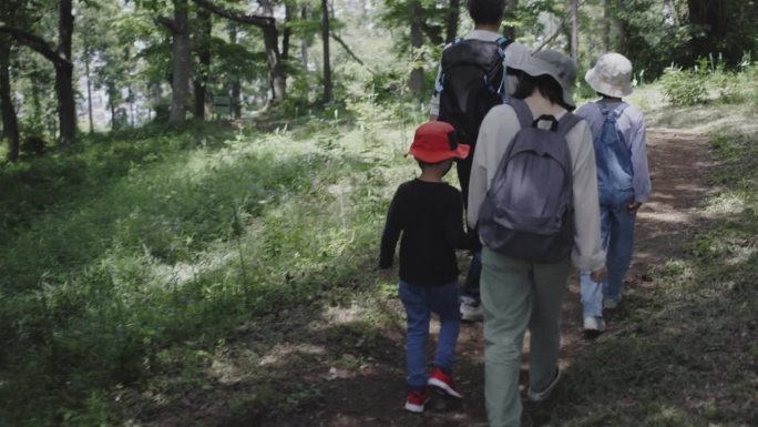 一个日本家庭一起去远足