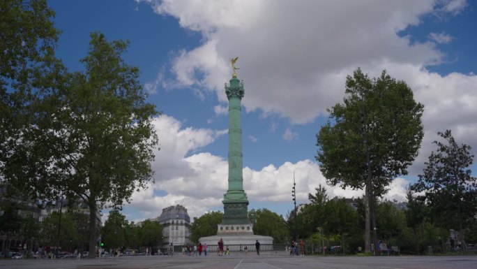 巴士底广场，突出了朱丽叶的圆柱，以纪念1830年的革命。金色翅膀的雕像矗立在山顶上。静态帧。时间流逝