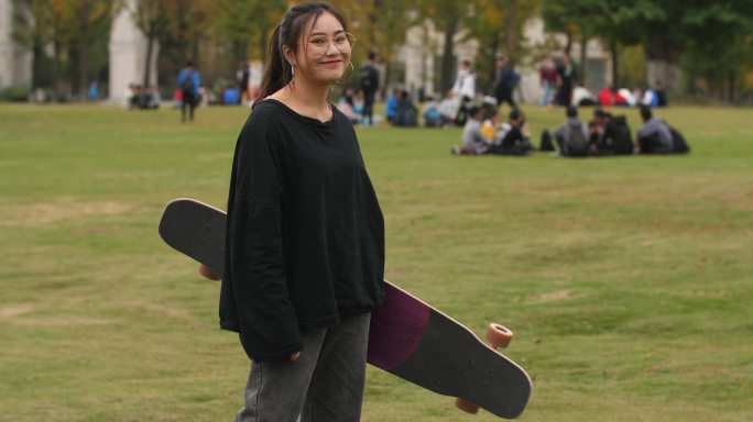 女大学生看镜头微笑的肖像