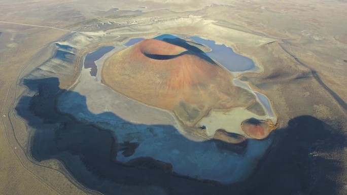鸟瞰图的凝灰岩环锥与火山口，湖马尔和破火山口