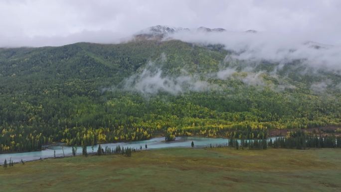 航拍新疆喀纳斯秋景