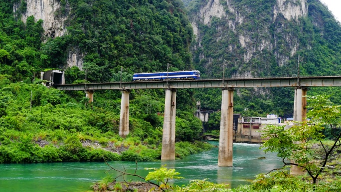 火车穿过桥梁运输峡谷