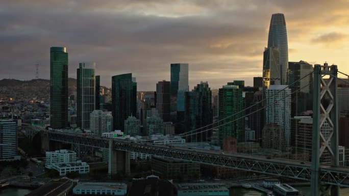 海湾大桥交通和旧金山天际线日落航拍