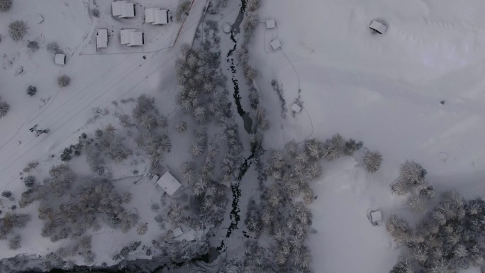 瑞士采尔马特镇的河流风景电影航拍无人机积雪覆盖马特洪峰10月11月大雪已经进入冬季在攀登高峰跟随自上