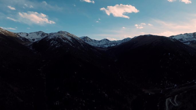 傍晚的雪山日落意境