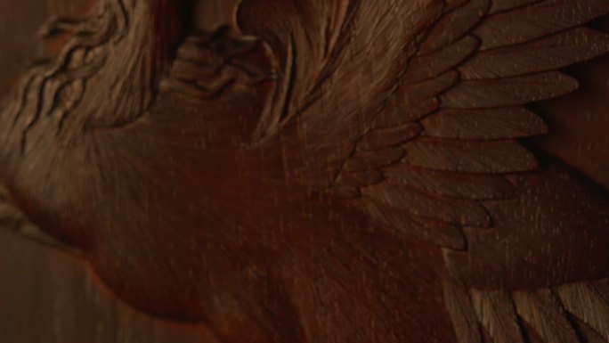 红木雕刻孔雀